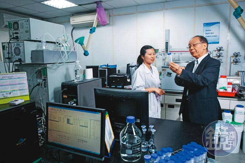 留美博士郭聰田（右）以化工為基礎，切入造紙、生物科技、能源、醫藥等多元應用領域，帶領聚和國際創造34.59億元年營收。