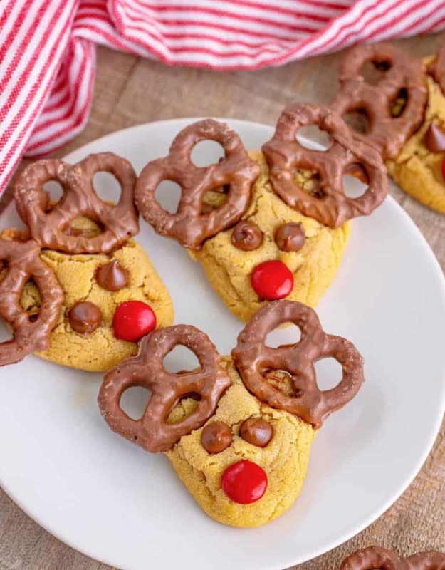 <p>The Country Cook</p><p>The perfect cookie for Santa or all your little elves.</p><p><strong>Get the recipe: <a href="https://www.thecountrycook.net/cute-christmas-reindeer-cookies/" rel="nofollow noopener" target="_blank" data-ylk="slk:Reindeer Cookies;elm:context_link;itc:0;sec:content-canvas" class="link ">Reindeer Cookies</a></strong></p><p><strong>Related: <a href="https://www.yahoo.com/lifestyle/10-rudolph-approved-reindeer-food-214413052.html" data-ylk="slk:10 Reindeer Food Recipes;elm:context_link;itc:0;sec:content-canvas;outcm:mb_qualified_link;_E:mb_qualified_link;ct:story;" class="link  yahoo-link">10 Reindeer Food Recipes</a></strong></p>