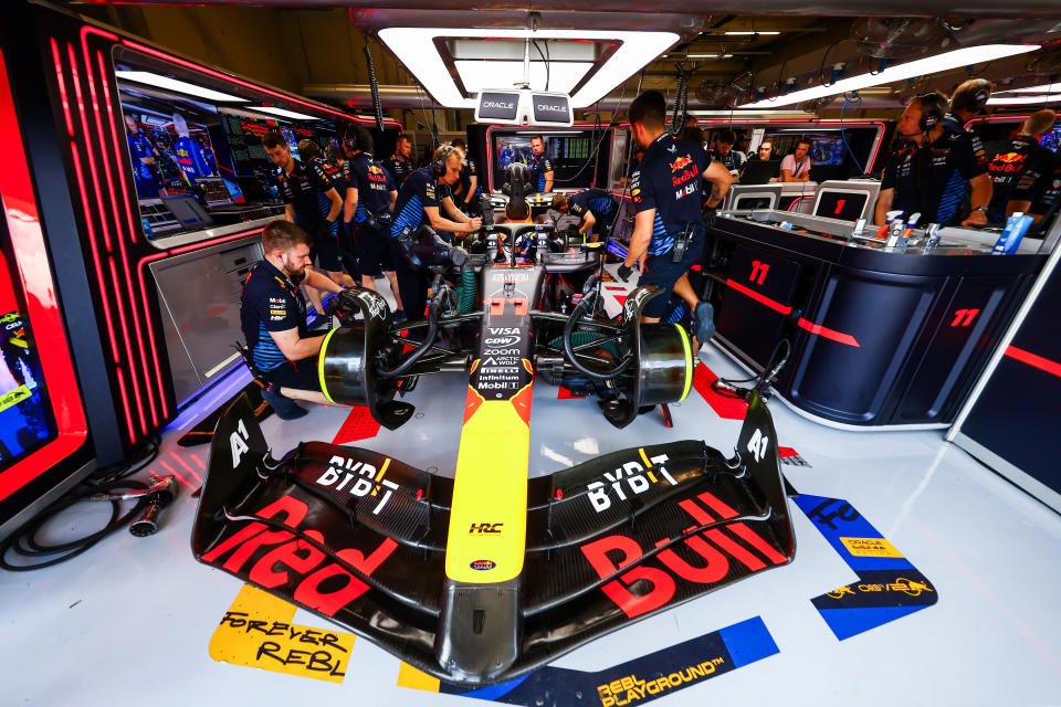 SPIELBERG, AUSTRIA - 29 DE JUNIO: Sergio Pérez de México y Oracle Red Bull Racing se prepara para conducir en el garaje durante la calificación antes del Gran Premio de F1 de Austria en el Red Bull Ring el 29 de junio de 2024 en Spielberg, Austria. (Foto de Mark Thompson/Getty Images)