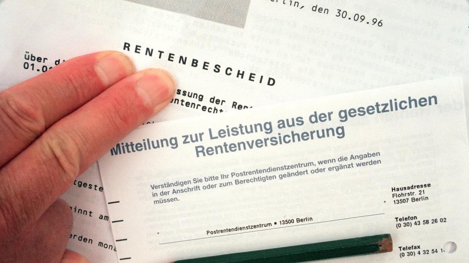 Eine monatliche Rente von 1000 Euro, die nur auf West-Beiträgen beruht, erhöht sich dadurch um 31,80 Euro, eine gleich hohe Rente mit Ost-Beiträgen um 39,10 Euro. Foto: Jens Kalaene