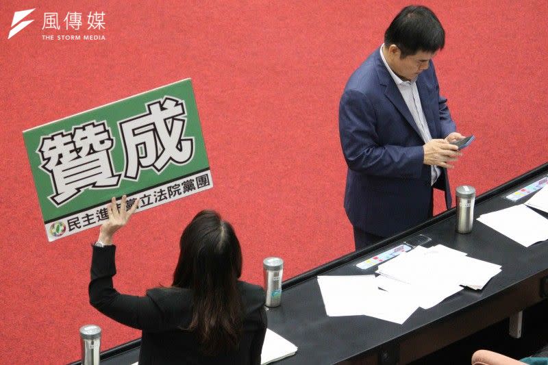 <cite>立法院12日院會針對《最低工資法》展開表決，保留4項條文在民進黨團人數優勢下照修正後的行政院版本通過。（鍾秉哲攝）</cite>