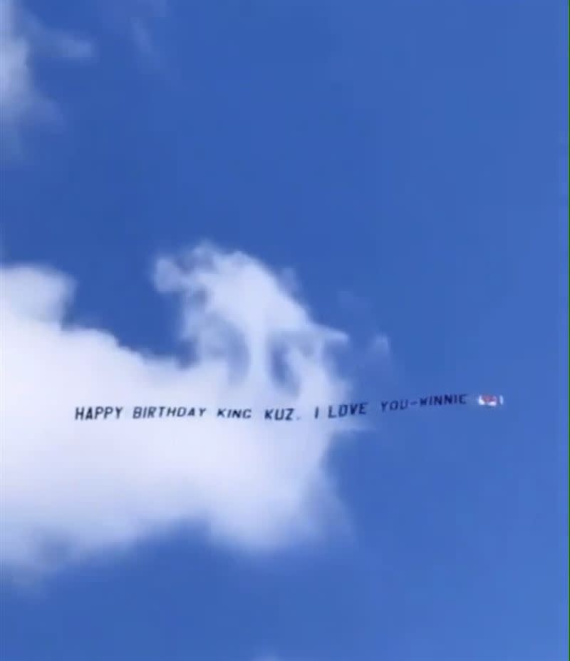 Winnie Harlow租飛機綁上字條為男友祝賀。（圖／翻攝自推特）