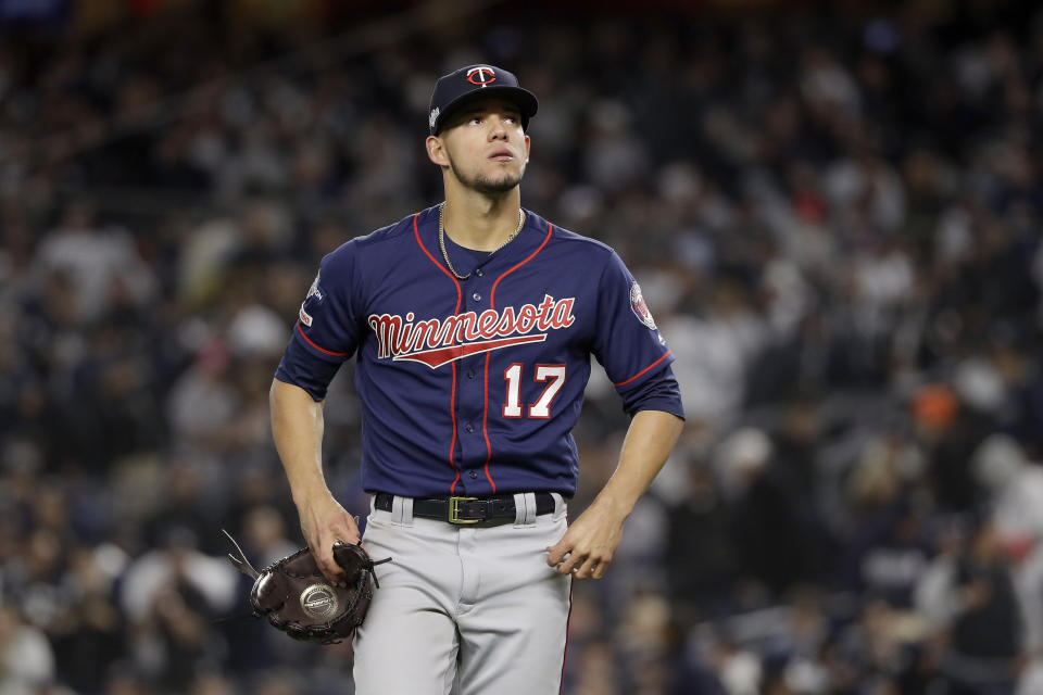 En esta imagen del 4 de octubre de 2019, el abridor de los Mellizos de Minnesota José Berríos sale del campo al finalizar la tercera entrada del primer juego de la serie de playoffs ante los Yanquis en Nueva York. (AP Foto/Frank Franklin II, Archivo)