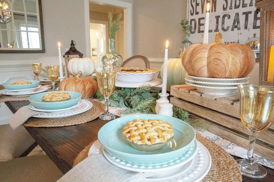 PHOTO: Recreate this bright and modern look on your table this Thanksgiving. (Courtesy Jenny Reimold)