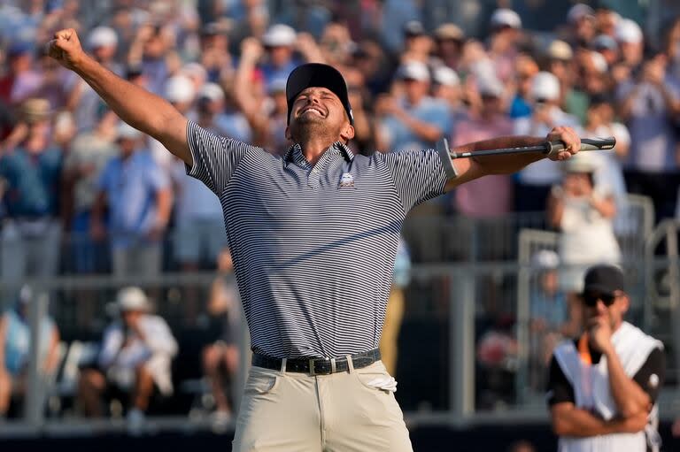 Bryson DeChambeau celebra después de ganar el US Open en Pinehurst, Carolina del Norte (AP Foto/Frank Franklin II)