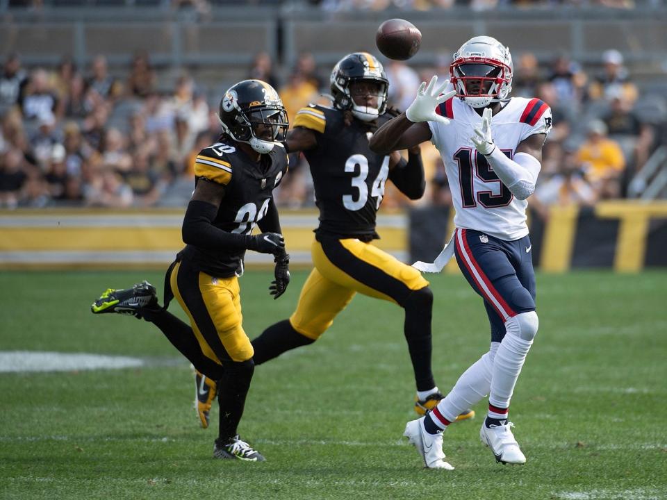 Nelson Agholor makes a catch against the Pittsburgh Steelers.