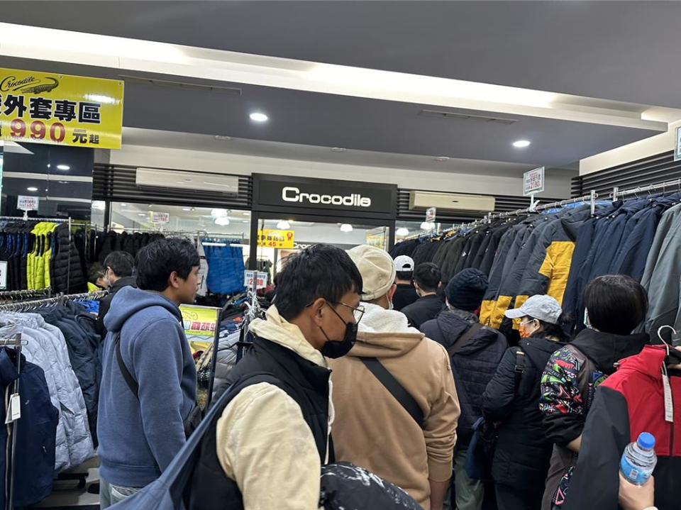 台灣勁越21日起舉辦Crocodile服飾等商品的廠拍會場，出現擠爆人潮。圖／劉朱松