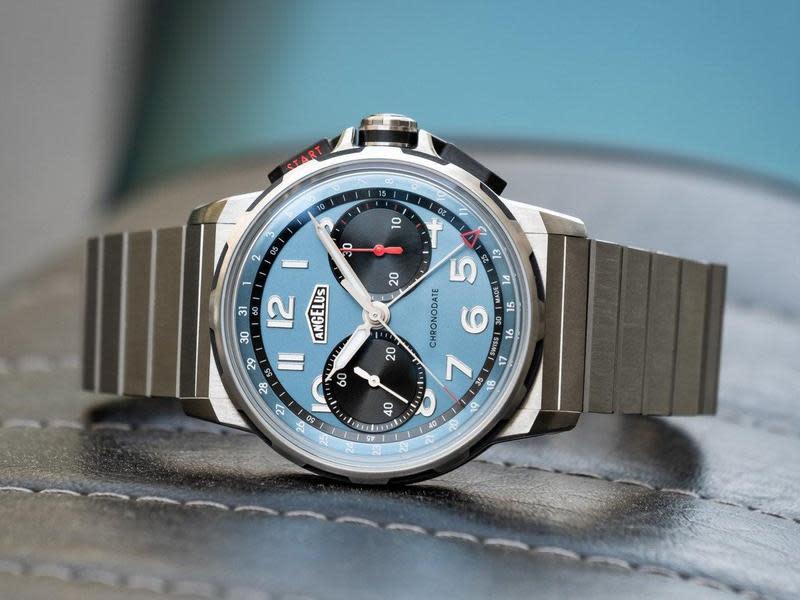 以機芯著名ANGELUS，在1942年發表錶壇首創與計時同軸的中央指針日曆顯示，成為一大特色。今年在GWD錶展上發表全新作品，以鈦金屬錶殼鍊帶配以淡藍面盤，定價約NT$698,000。