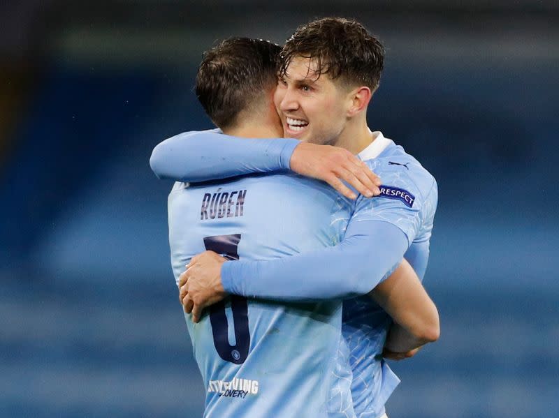 Foto de archivo de Ruben Dias y John Stones celebrando la clasificación del Manchester City a la final de la Champions League