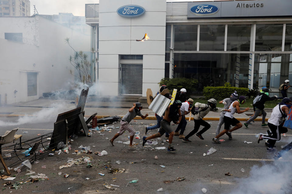 <p>Demonstrators run as they clash with police during a rally against Venezuela’s President Nicolas Maduro in Caracas, Venezuela May 1, 2017. (Photo: Carlos Garcia Rawlins/Reuters) </p>