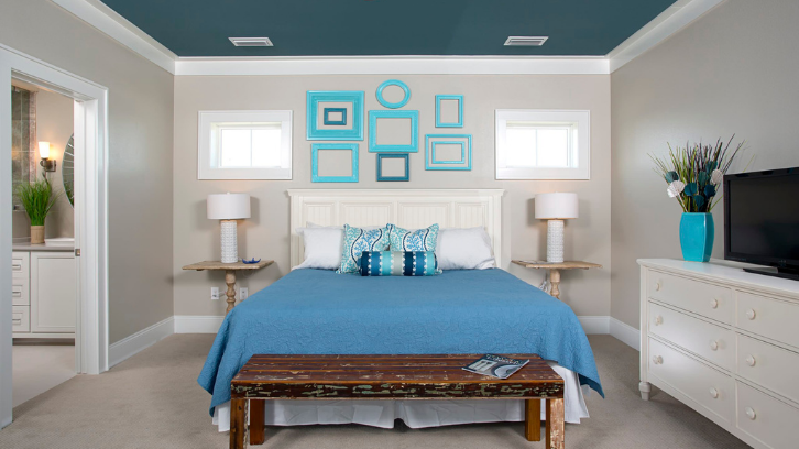 Plafon warna biru bisa diterapkan di kamar tidur. (Foto: Houzz)
