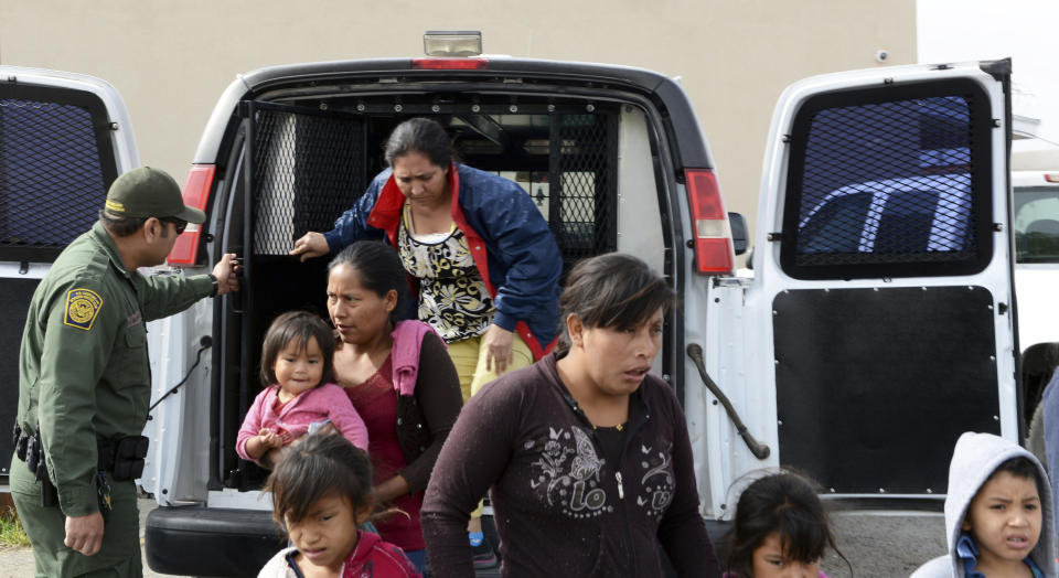 En esta fotografía del viernes 12 de abril de 2019, un agente de la Patrulla Fronteriza ayuda a migrantes a salir de una camioneta en la Misión de Rescate Gospel en Las Cruces, Nuevo México. (Blake Gumprecht/The Las Cruces Sun News vía AP)