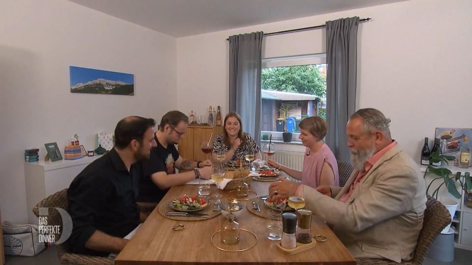 Neele möchte ihre Gäste mit frischen Salaten als Vorspeise begeistern, von links: Marius, Norman, Neele, Katrin und Ewald.
 (Bild: RTL)