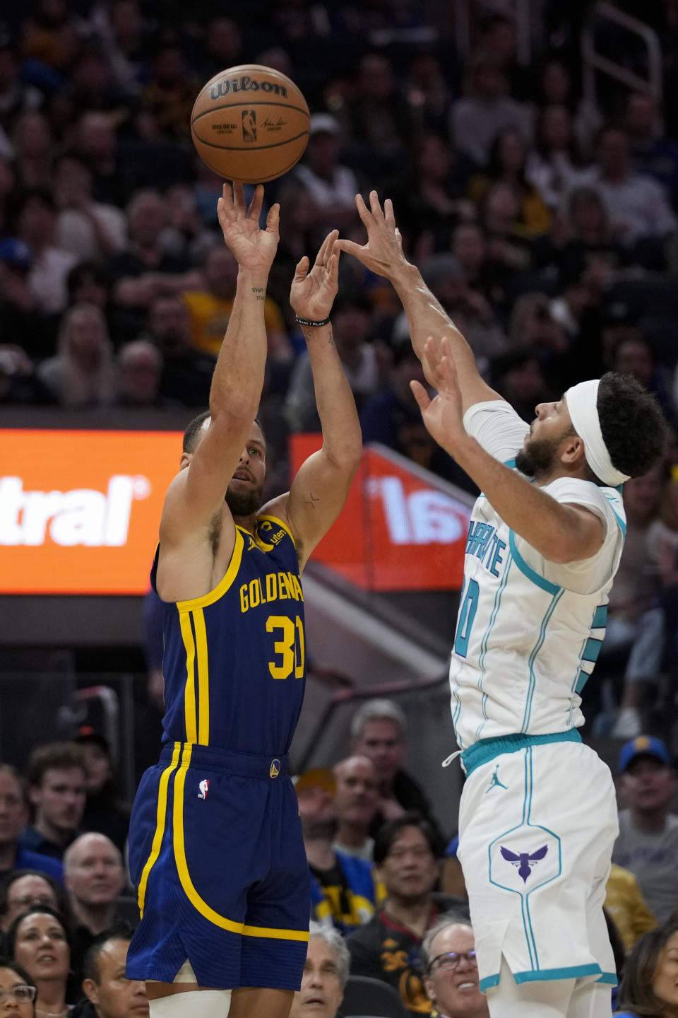 Golden State Warriors guard Stephen Curry shoots over Charlotte Hornets guard Seth Curry during the first half of an NBA basketball game Friday, Feb. 23, 2024, in San Francisco. (AP Photo/Godofredo A. Vásquez)