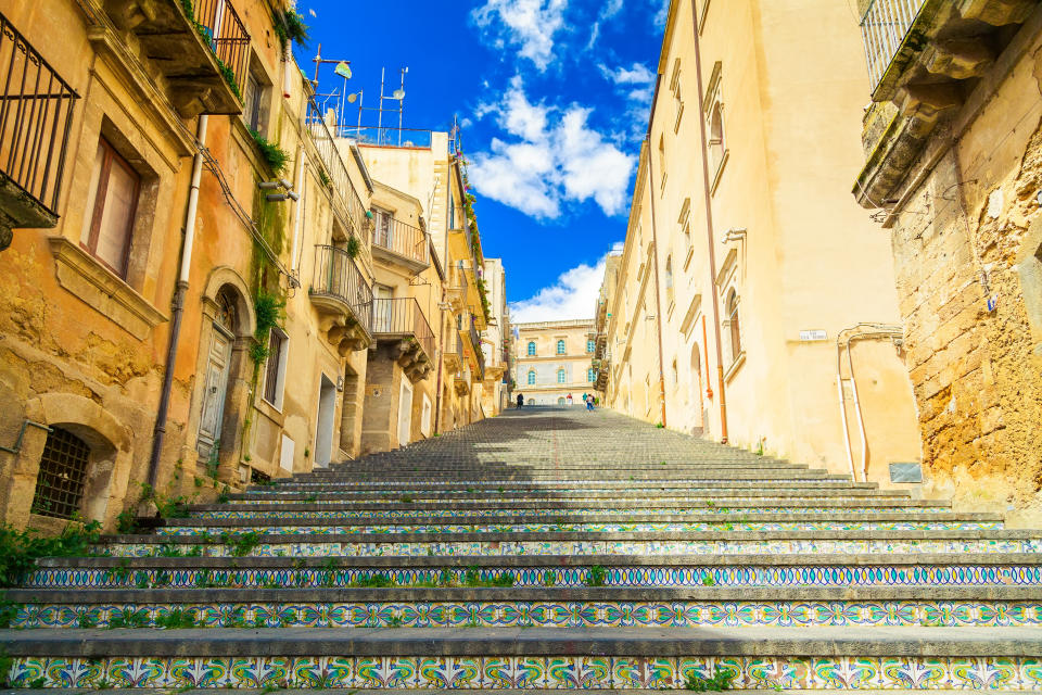 <p>La cerámica está presente en casi todos los rincones de la ciudad, incluido su monumento más emblemático, la escalinata de Santa María del Monte, que data del siglo XVI. (Foto: Getty Images).</p> 