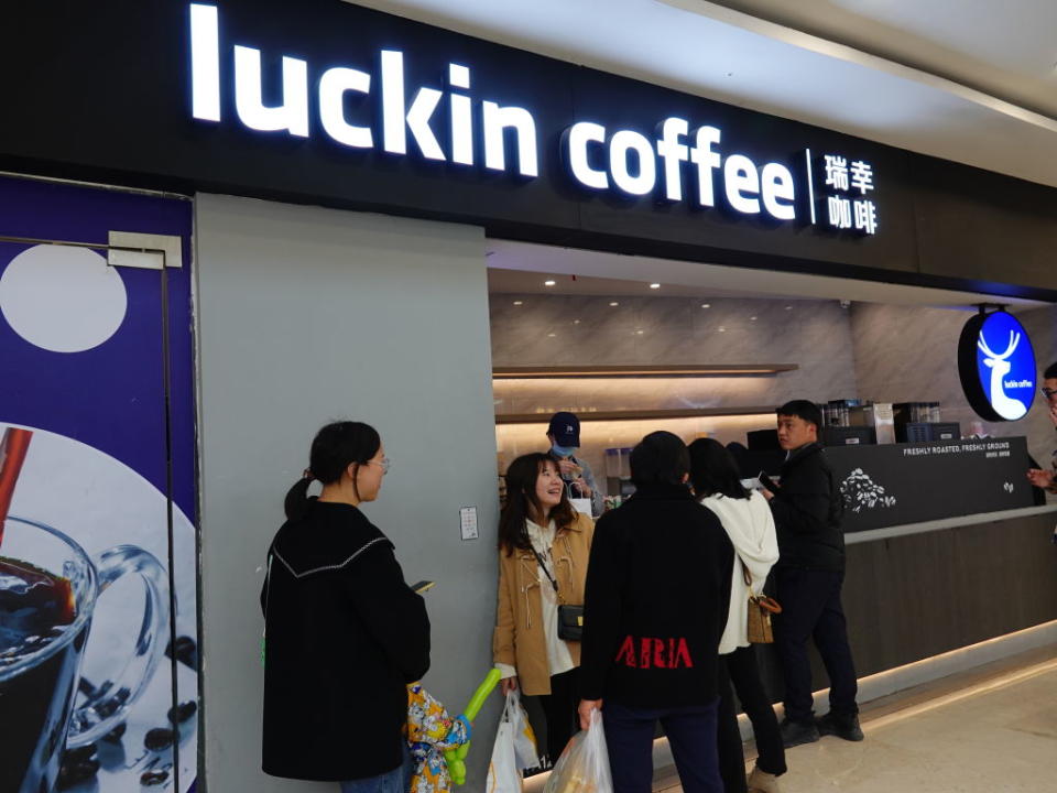 瑞幸咖啡內地門店數目早已超越Starbucks中國，更首次扭虧為盈