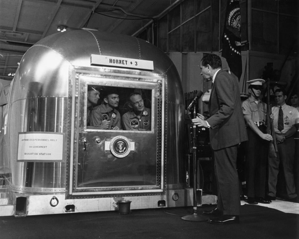 Machen wir uns nichts vor: Verglichen mit Neil Armstrong (links) und seinen Kollegen ergeht es uns in der heutigen Quarantäne deutlich besser. 1969 kamen sie vom allerersten Trip auf den Mond zurück. Aus Angst, sie könnten eine unbekannte, außerirdische Krankheit eingeschleppt haben, wurden sie drei Wochen lang eingesperrt. Den US-Präsidenten Richard Nixon (vorne) sahen sie deshalb nur durch die Scheibe. (Bild: NASA/Hulton Archive/Getty Images)