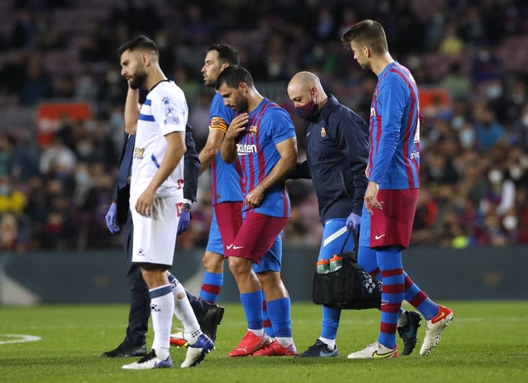 Sergio Agüero sale del campo rodeado de jugadores el pasado 30 de octubre