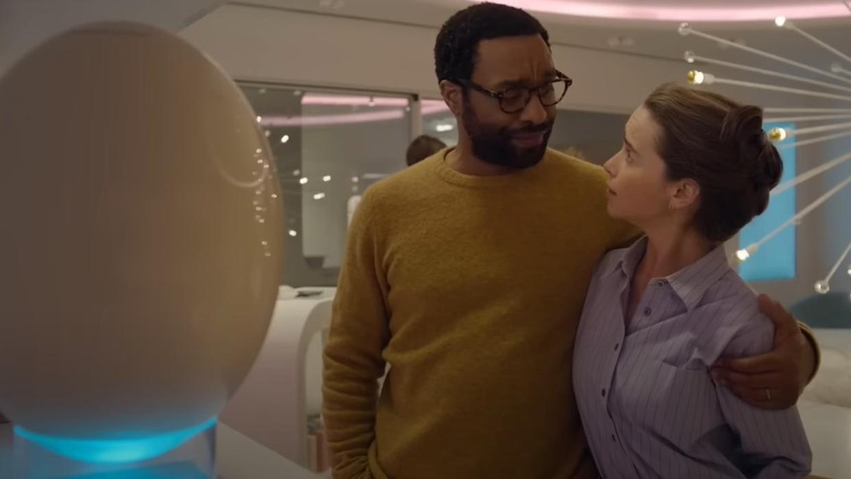  Emilia Clarke as Rachel and Chiwetel Ejiofor as Alvi in The Pod Generation 