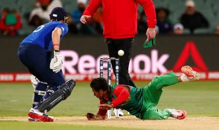 Bangladesh bowler Arafat Sunny (R) gets caught up with the ball alongside England batsman Joe Root during their Cricket World Cup match in Adelaide, March 9, 2015. REUTERS/David Gray