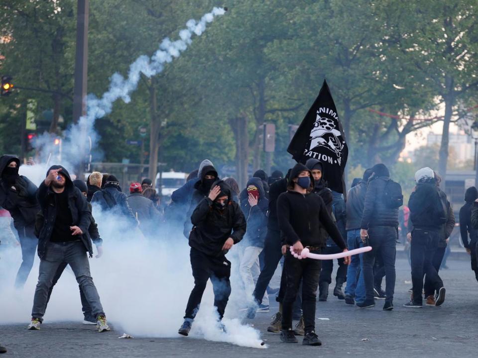 Demonstrators clash with French riot police after partial results in the first round of 2017 French presidential election, in Paris. (REUTERS/Jean-Paul Pellisier)