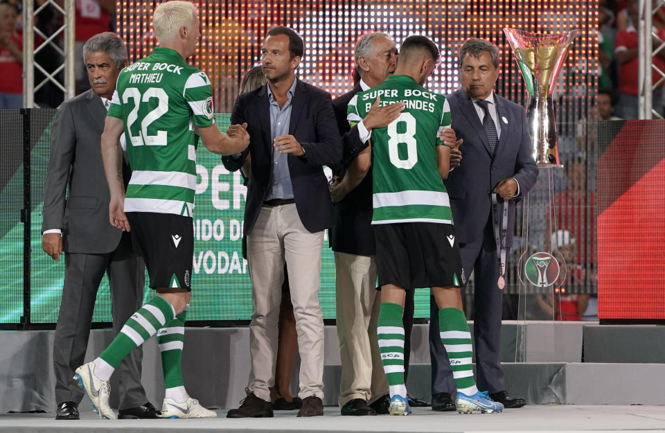 FARO, PORTUGAL - AUGUST 4:  Bruno Fernandes of Sporting CP with Portugal President Marcelo Rebelo de Sousa at the end of the Portuguese SuperCup match between SL Benfica and Sporting CP at Estadio Algarve on August 4, 2019 in Faro, Portugal.  (Photo by Gualter Fatia/Getty Images)