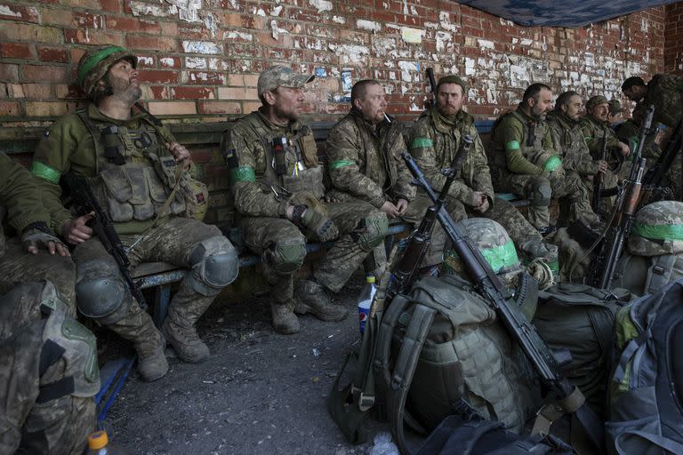 Soldados ucranianos en la región de Donetsk, el sábado, después de salir de Bakhmut. (Tyler Hicks/The New York Times)