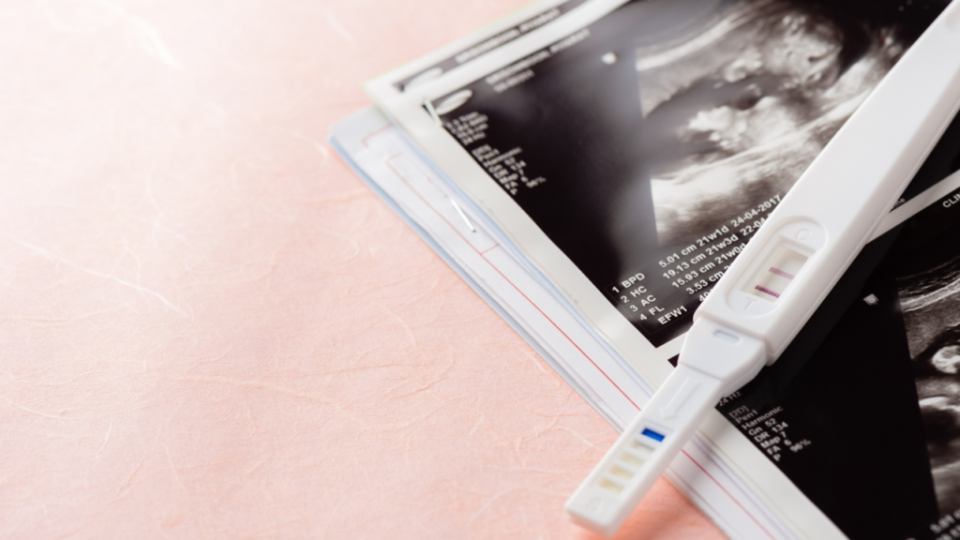 發現懷孕後，要趕快到醫院檢查，確定找到胚胎位置。（圖片來源／canva）