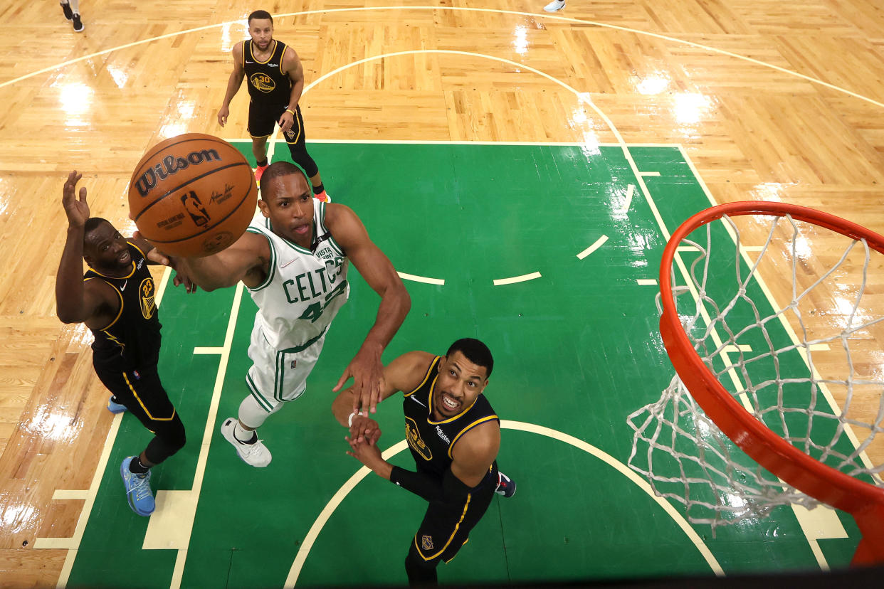 Al Horford #42 de los Boston Celtics dispara en el tercer cuarto durante el Juego Tres de las Finales de la NBA de 2022. (Foto: Kyle Terada/USA TODAY Sports/2022 Getty Images)