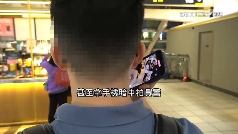 搭訕男拿手機拍員警，似乎想要反蒐證。