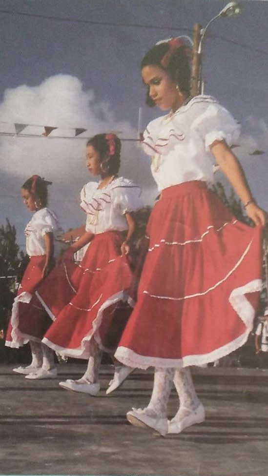 Jordana, Andrea e Vanesa no tradicional vestido mestiço dançando para a rainha