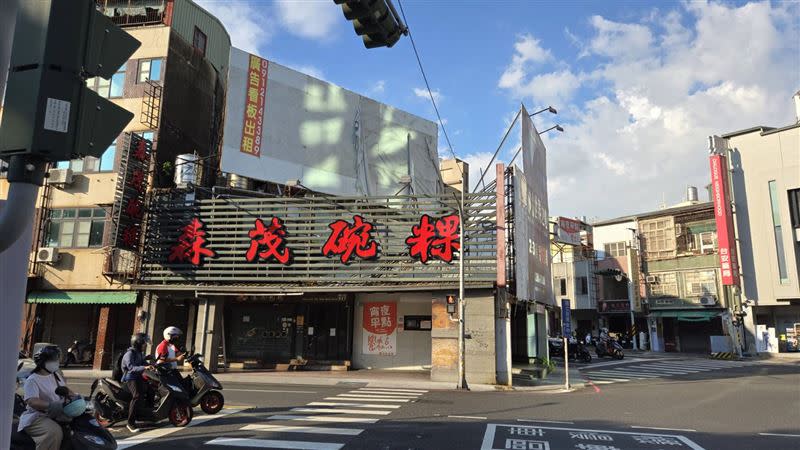 森茂碗粿店址位於開山路上，小三角窗已經經營47年，店名有著當年的奮鬥故事。（圖／翻攝畫面）