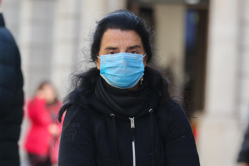 LONDON, UNITED KINGDOM - 2020/03/16: A woman wears a face mask as a precaution against the spread of Coronavirus in London. (Photo by Steve Taylor/SOPA Images/LightRocket via Getty Images)