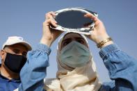 La gente observa un eclipse de sol parcial en la Ciudadela de Amman, Jordania, el 21 de junio de 2020