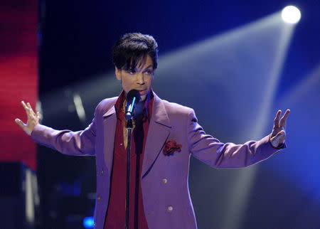 FILE PHOTO: Singer Prince performs in a surprise appearance on the "American Idol" television show finale at the Kodak Theater in Hollywood, California in this May 24, 2006 file photo. REUTERS/Chris Pizzello/Files