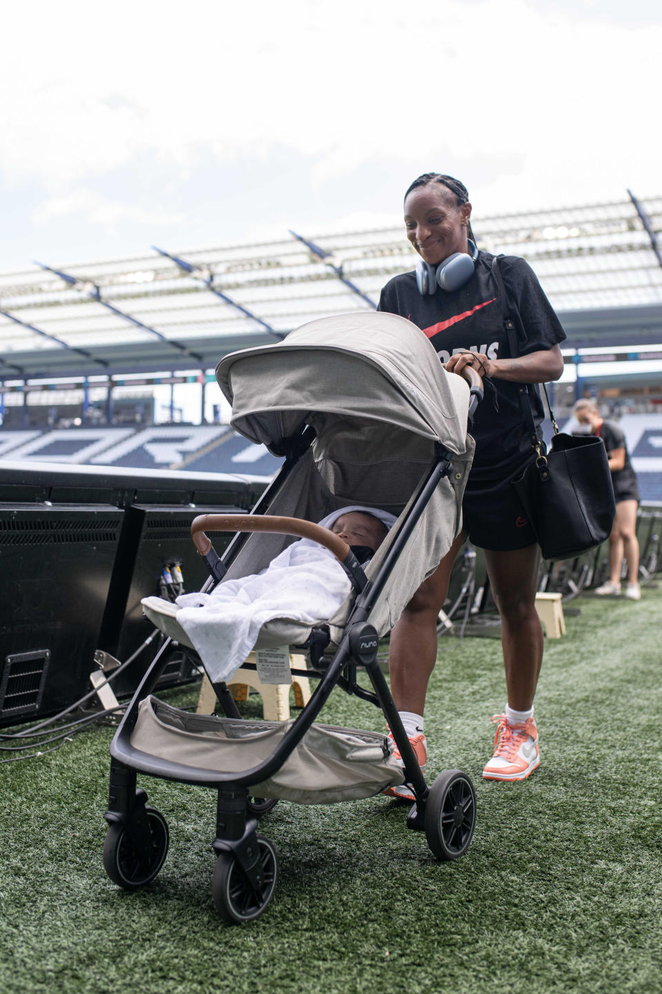 Dunn llevando a su hijo en un carrito dentro del estadio. (Foto: Amy Kontras / USA TODAY Sports / Reuters).