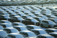 La nieve cubre vehículos en el estacionamiento de un negocio de alquiler el domingo 14 de enero de 2024, en el Aeropuerto Internacional O'Hare, en Chicago. (AP Foto/Nam Y. Huh)