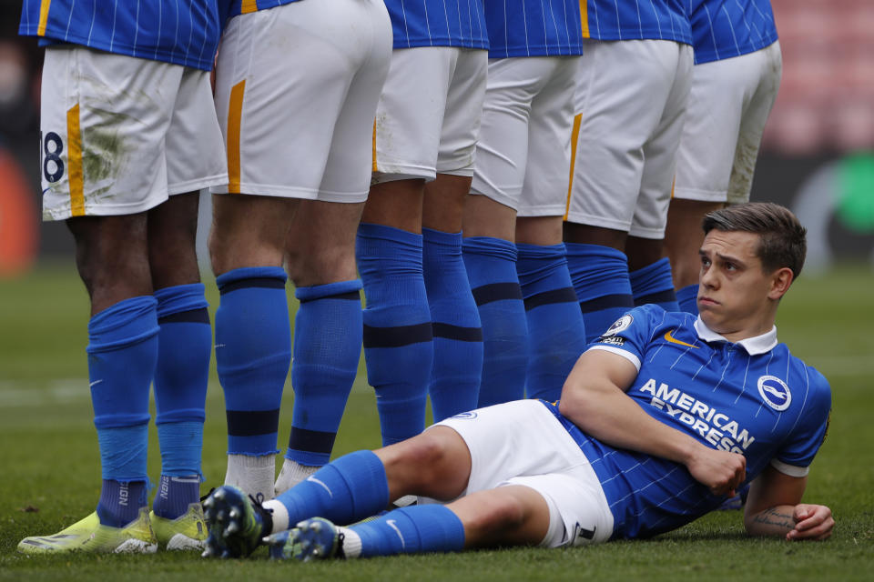 Leandro Trossard de Brighton bajo la barrera al cobrarse un tiro libre en el partido contra Southampton por la Liga Premier inglesa, el domingo 14 de marzo de 2021, en Southampton. (Andrew Couldridge/Pool vía AP)