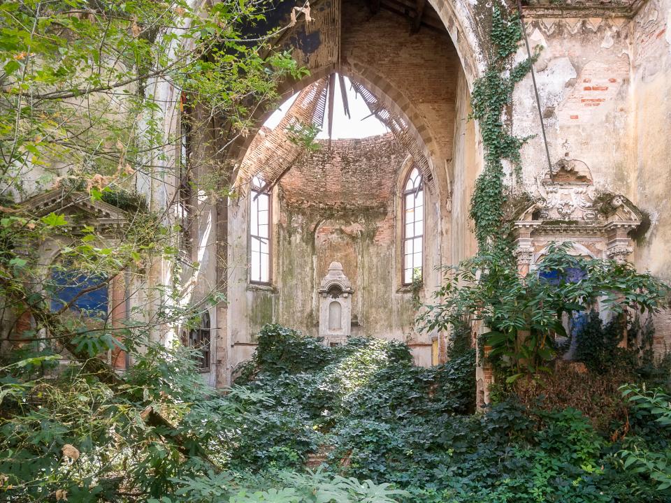 abandonedchurch1_italy