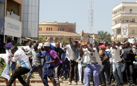 Supporters of Democratic Republic of Congo's opposition Presidential candidate Moise Katumbi shield him as riot police fire teargas at them as they escort him to the prosecutor's office over government allegations he hired mercenaries in a plot against the state, in Lubumbashi, the capital of Katanga province of the Democratic Republic of Congo, May 13, 2016. REUTERS/Kenny Katombe