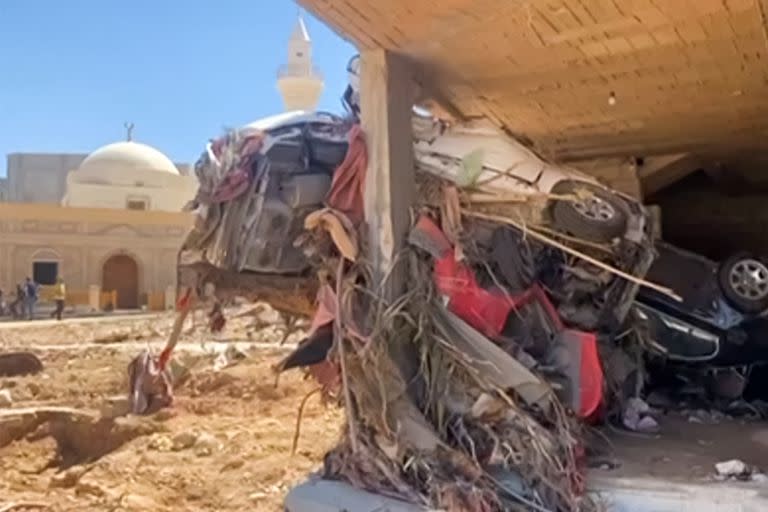 Una vista de un vehículo destruido que se estrelló contra un edificio a raíz de las inundaciones después de que la tormenta mediterránea 