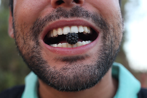 Si se te dificulta comer, deberías visitar a tu dentista para conocer la causa. Foto: Tiago Dias / EyeEm / Getty Images.