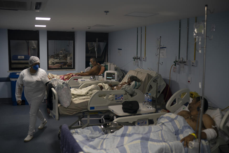 Pacientes con COVID-19 son atendidos en el hospital municipal de Sao Joao de Meriti, en el estado de Río de Janeiro, Brasil, el jueves 8 de abril de 2021. (AP Foto/Felipe Dana)
