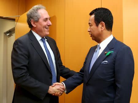 Japan's Economics Minister Akira Amari (R) shakes hands with U.S. Trade Representative Michael Froman ahead of their meeting in Tokyo April 19, 2015. REUTERS/Ataru Haruna/Pool
