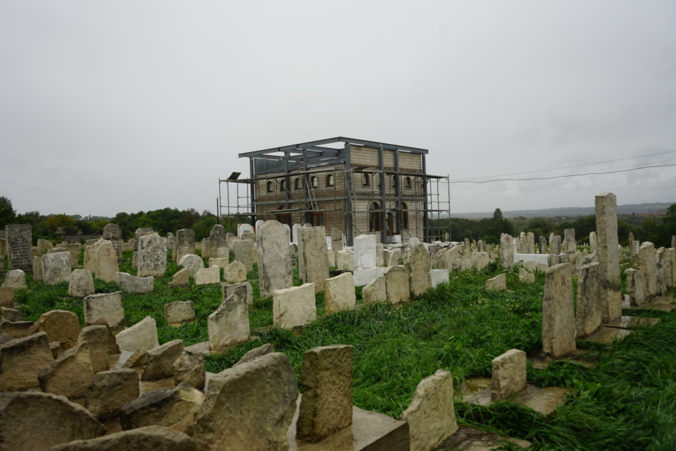 The tomb of the Baal Shem Tov, Nachman’s great-grandfather. Medzhybizh, Ukraine. September 2022 <span class="copyright">Anthony Bartaway / NV</span>