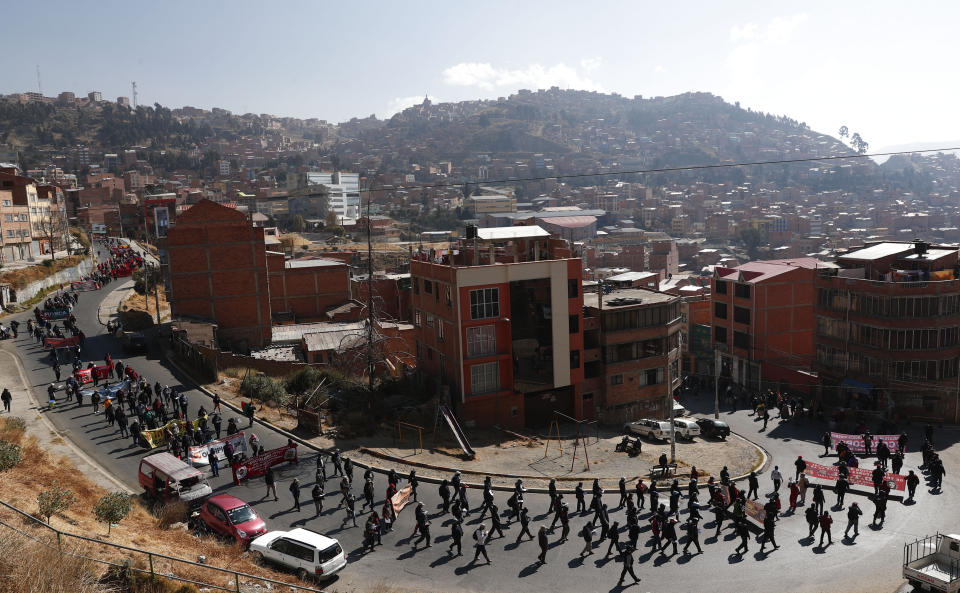 Manifestantes bolivianos protestan contra la respuesta del gobierno a la pandemia del nuevo coronavirus en La Paz, Bolivia, el martes 14 de julio de 2020. (AP Foto/Juan Karita)