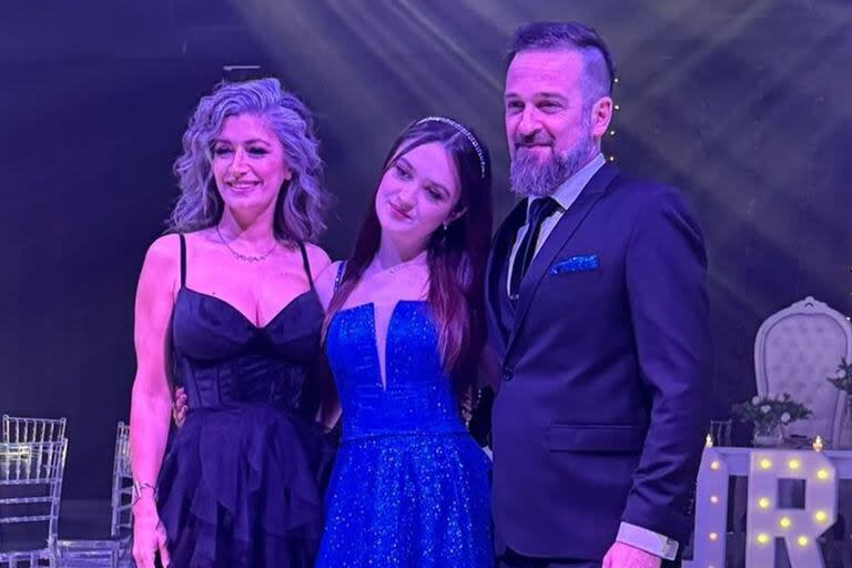 Mora celebró sus 15 años junto a sus padres, Carla Conte y Guillermo Brutto (Foto: Instagram @negraconte)