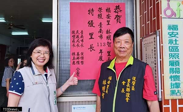 南市各區公所區長代表市長黃偉哲至今年度特優里長及資深里鄰長家中張貼紅榜慶賀，圖為後壁區長陳玉惠。（記者李嘉祥攝）