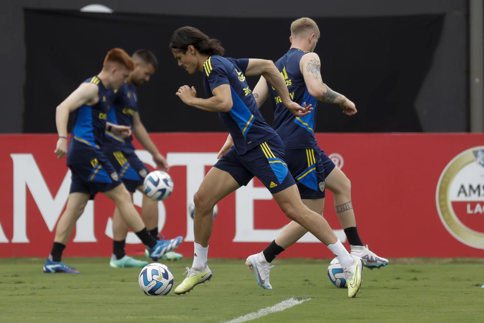 El delantero Edinson Cavani (primer plano) del club argentino Boca Juniors durante un entrenamiento en Río de Janeiro, Brasil, el jueves 2 de noviembre de 2023. Boca jugará contra Fluminense de Brasil en la final de la Copa Libertadores el 4 de noviembre. (AP Foto/Bruna Prado)