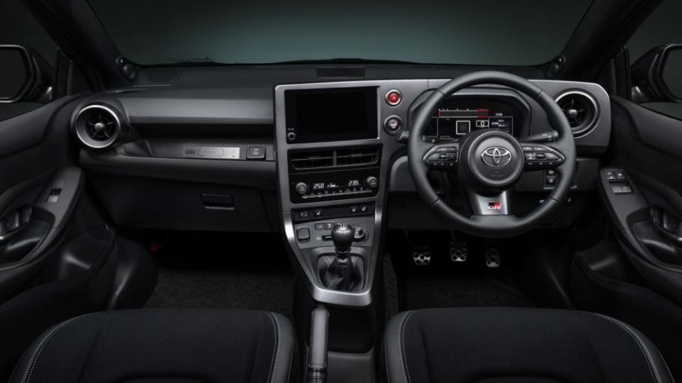 內裝延續小改款GR Yaris的駕駛導向座艙佈局，主要透過不同顏色車縫線來營造獨特性。(圖片來源/ Toyota)